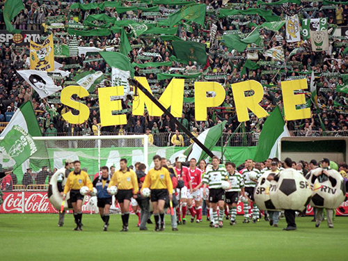6 May 2000:  Teams led out before the Portuguese 1 Liga match between Sporting Lisbon and Benfica at the Jose de Alvalade Stadium, Lisbon, Portugal. Benfica won 1-0.  Photo by Nuno Correia  Mandatory Credit: Allsport UK /Allsport