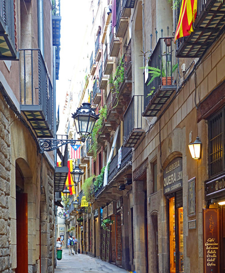 barcelona narrow street